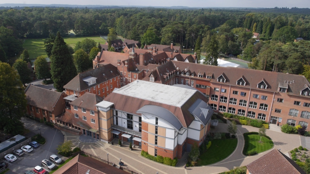 St Mary's School , Ascot是著名的中型天主教女子寄宿學校。