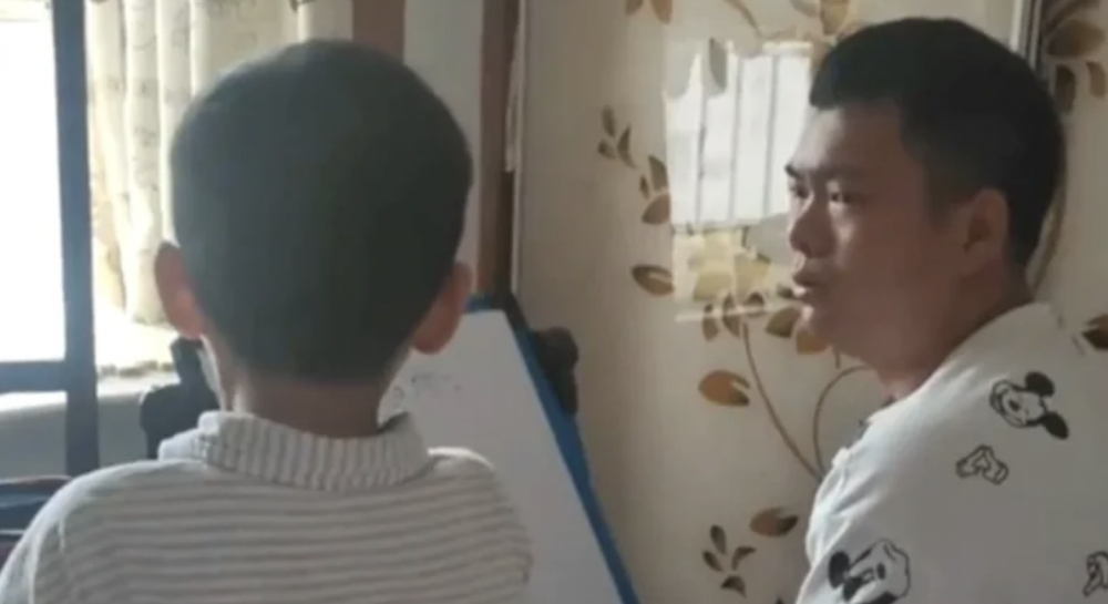 爸爸覺得妻子教兒子數學時太惡,他認為妻子應該放輕語氣,心平氣和地指導孩子。