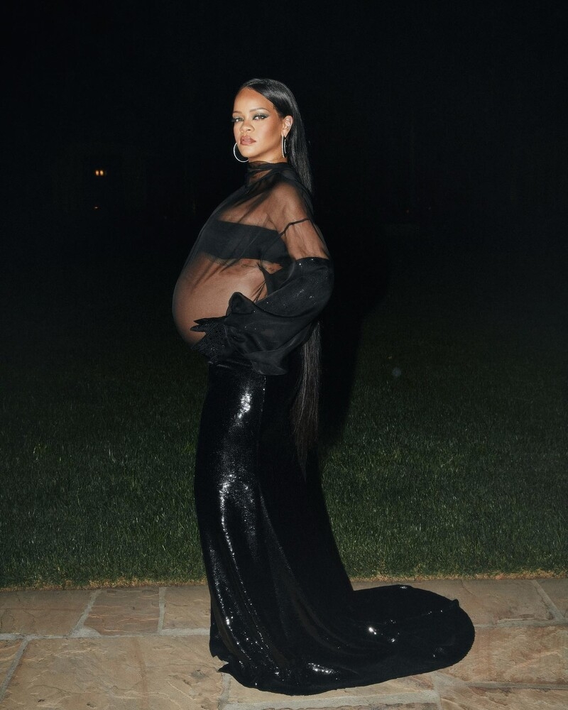 Rihanna出席奧斯卡的after party時身穿的Valentino的訂製款黑色透視禮服。