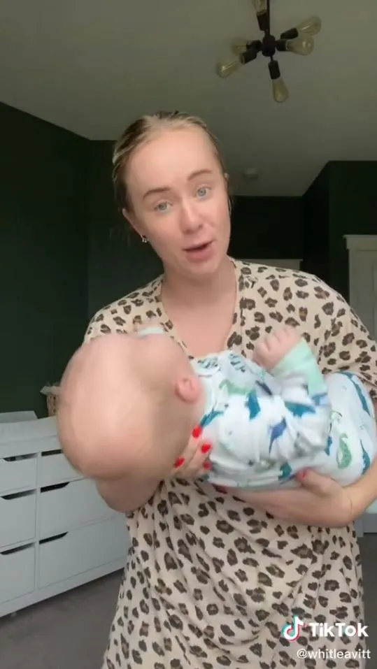 美國一名媽媽親自示範用特別方法幫BB清鼻屎。