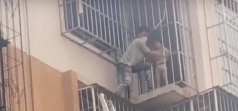 現年28歲的裝修工人魏孝波徒手爬牆並拆下護欄，救孩子脫離火海。