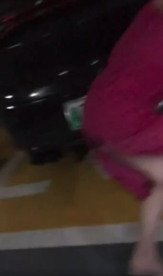 人夫越講越激動,出手推老婆。