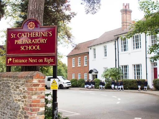 St Catherine's School, Bramley有900多名學生,學術成績亮眼。