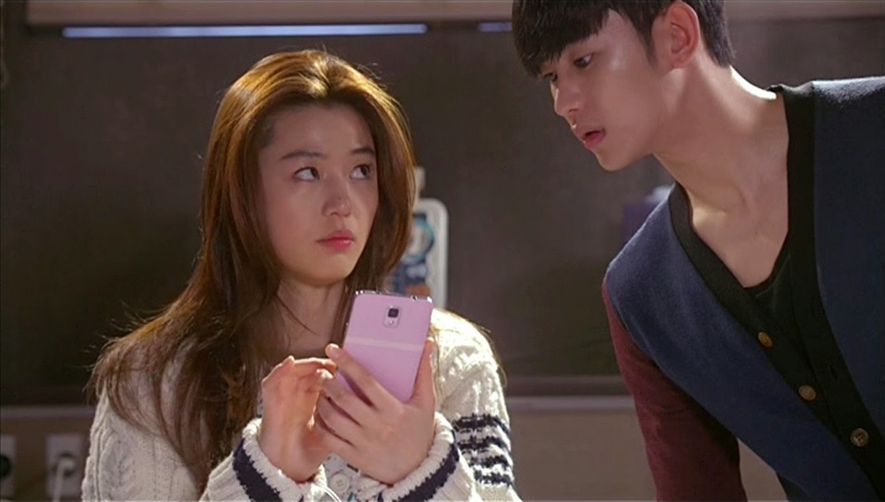 人妻經常偷偷查看老公的手機。