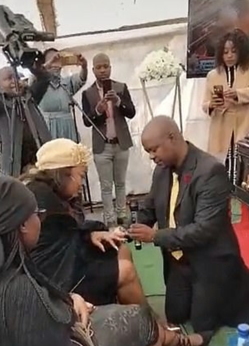 負責主持的牧師竟然在喪禮期間，忽然單膝下跪向正經歷喪父之痛的女友求婚。