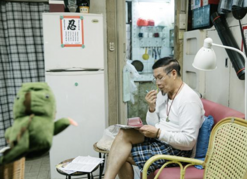 第一次發現時，媽媽覺得老爺亦有可能是偶然撿起掉在地上的衣服來看。