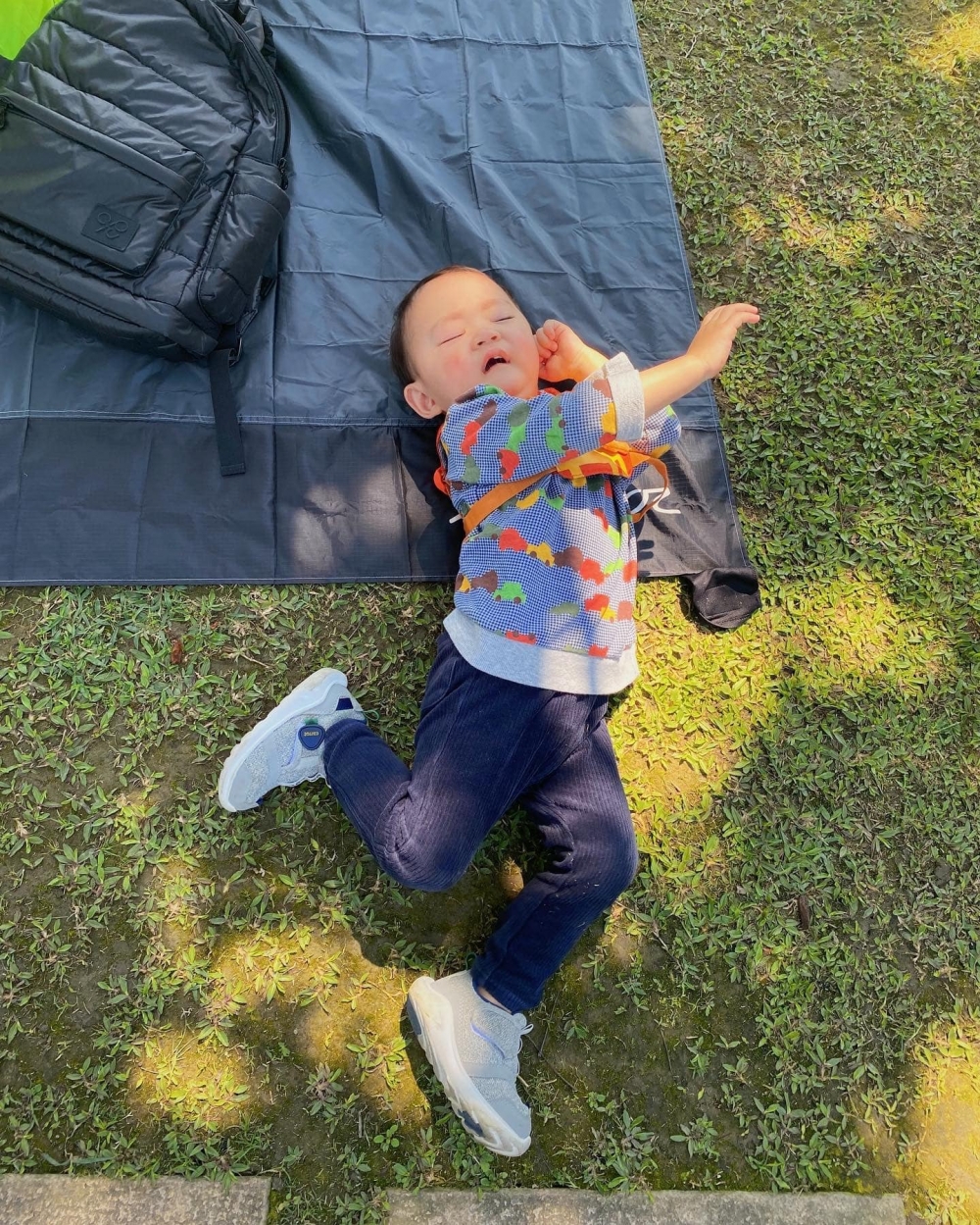 兒子鬧脾氣時愛躺地。