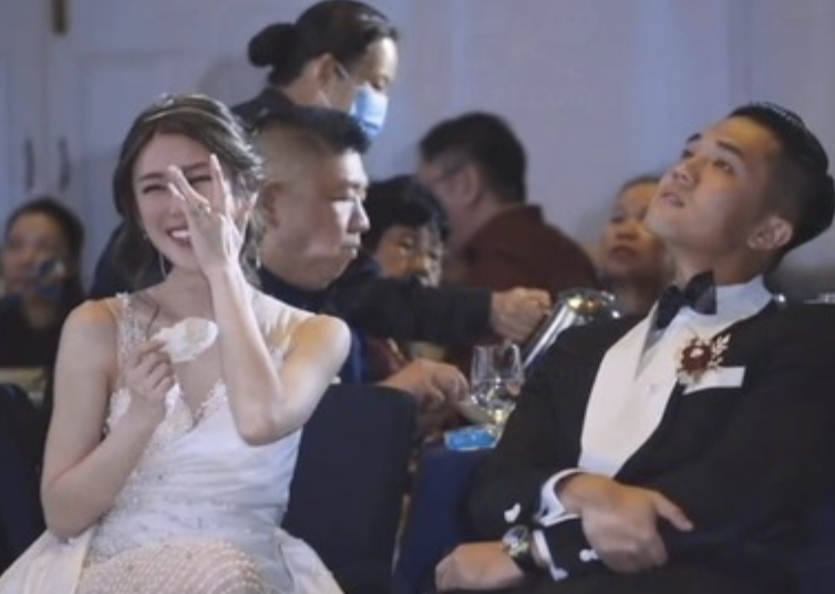 當聽到一句歌詞後，新郎的表情管理終於失守。