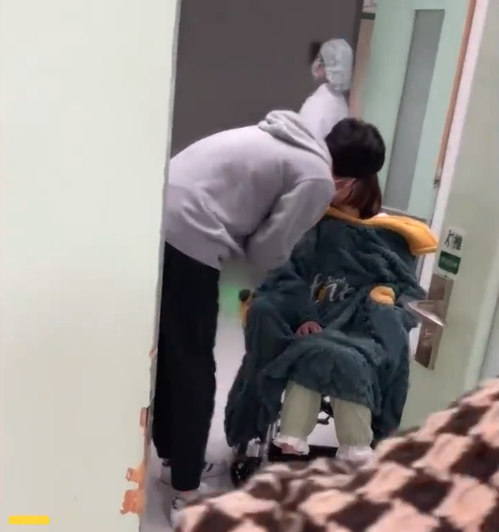 丈夫輕吻臉頰安撫產後太太。