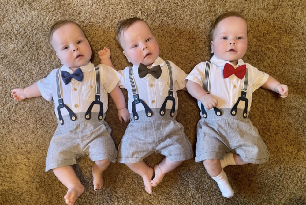 來自美國的Hasselquist家庭育有15個月大的同卵三胞胎，爸媽曾經為如何分辨三個寶寶而苦惱。