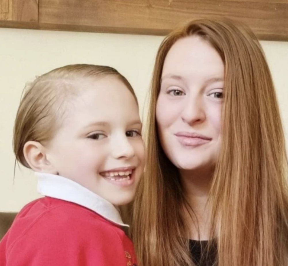 媽媽幫George將頭髮全部向後梳。