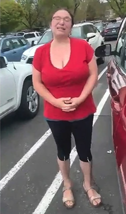 停車場婦人不滿車位被搶。