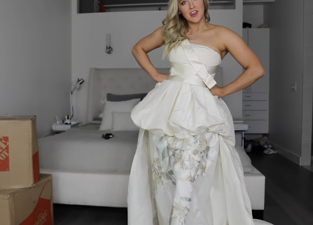 這一身設計感出眾的婚紗原價將近1萬美元。