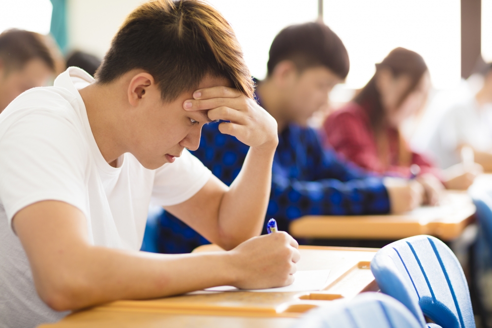男大生因為要參與考試,在家印cheat sheet,被媽媽誤會要作弊。