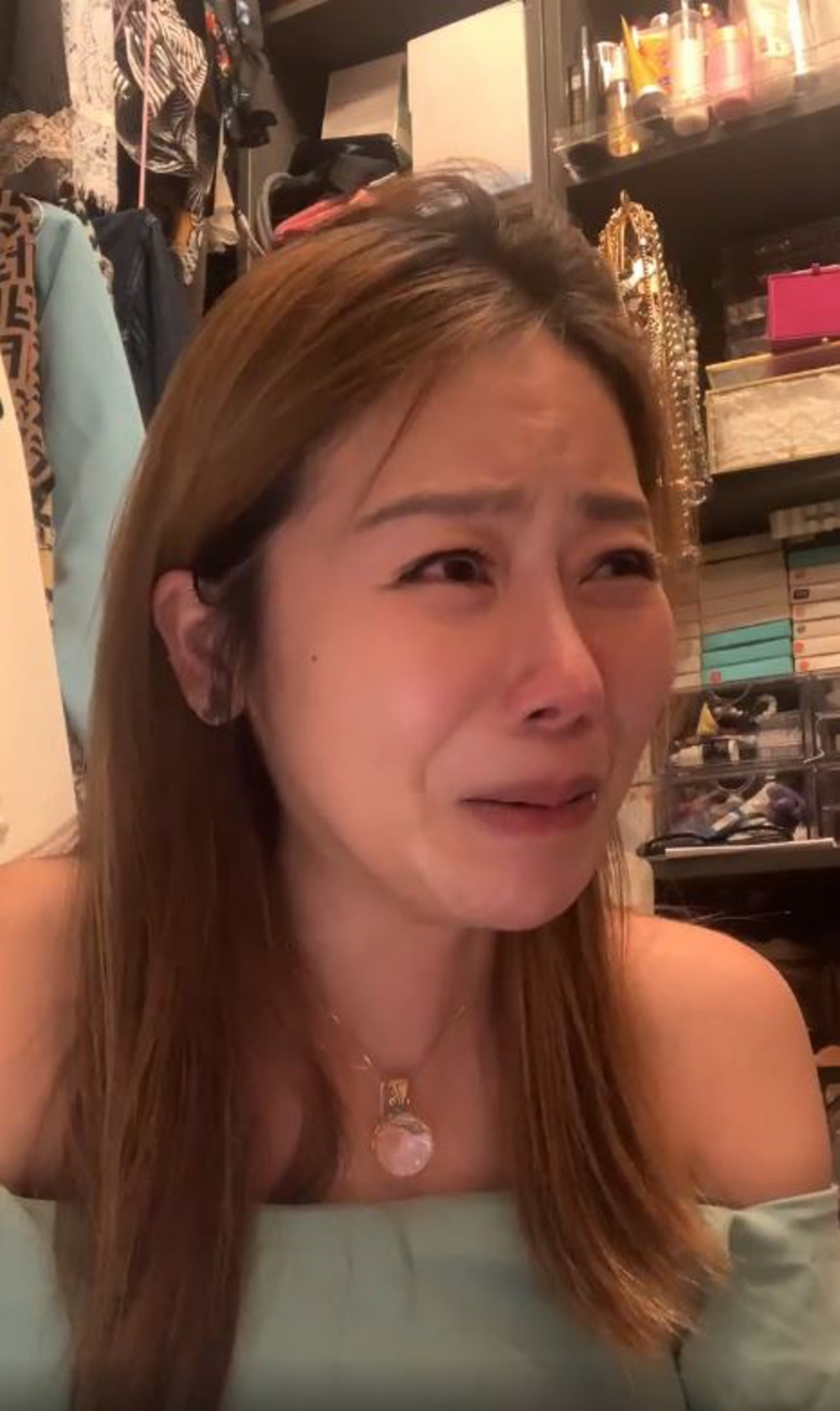 張韋怡開直播哭訴兒子被欺凌。