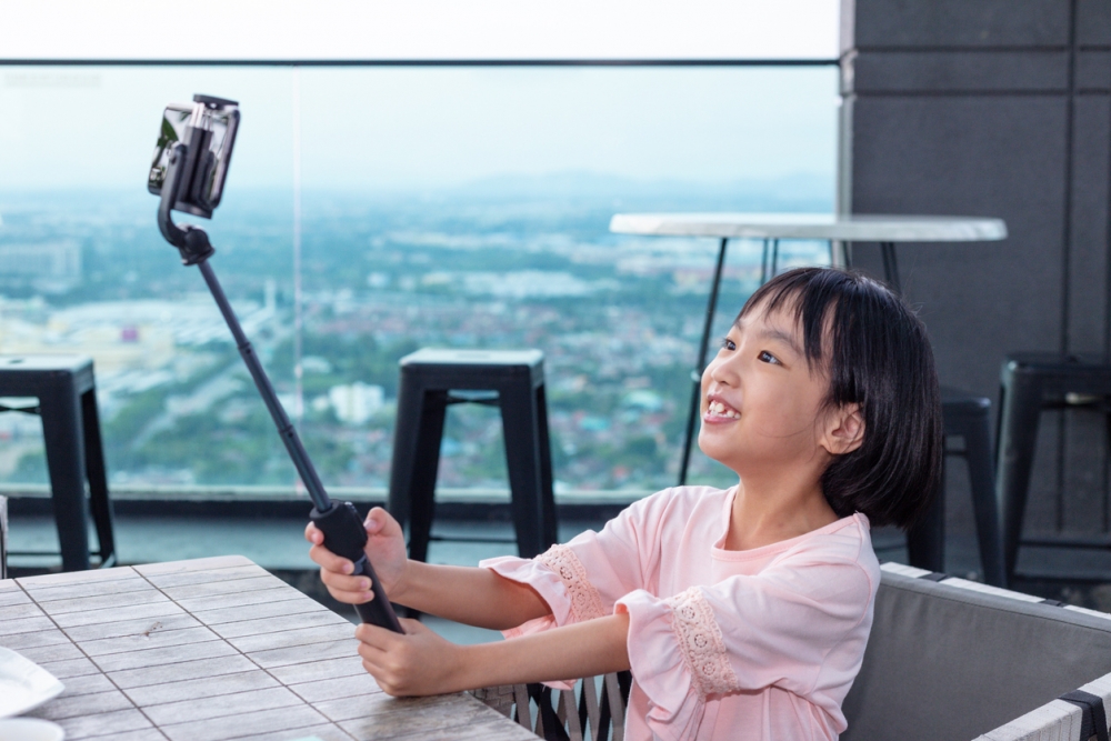 當時由11歲的妹妹幫忙揸機錄影。