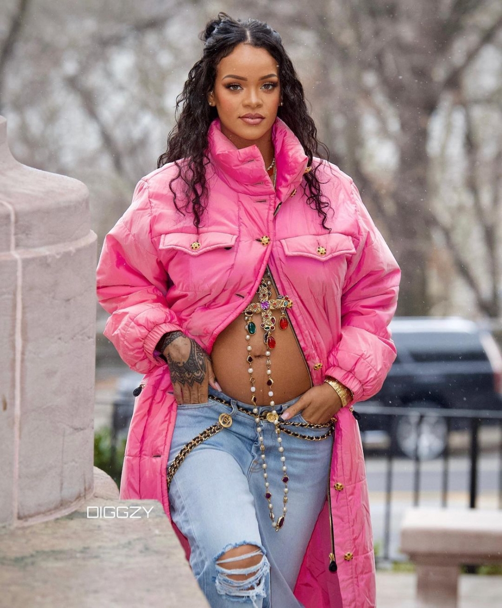 Rihanna套上一襲Chanel 1996年秋冬系列的絕版粉色大衣，將孕肚自然呈現。