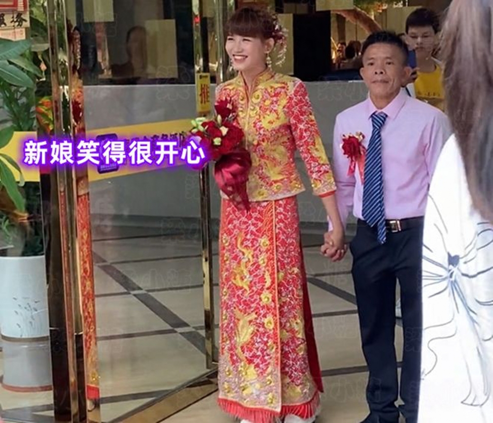 內地一對新人結婚引熱議。