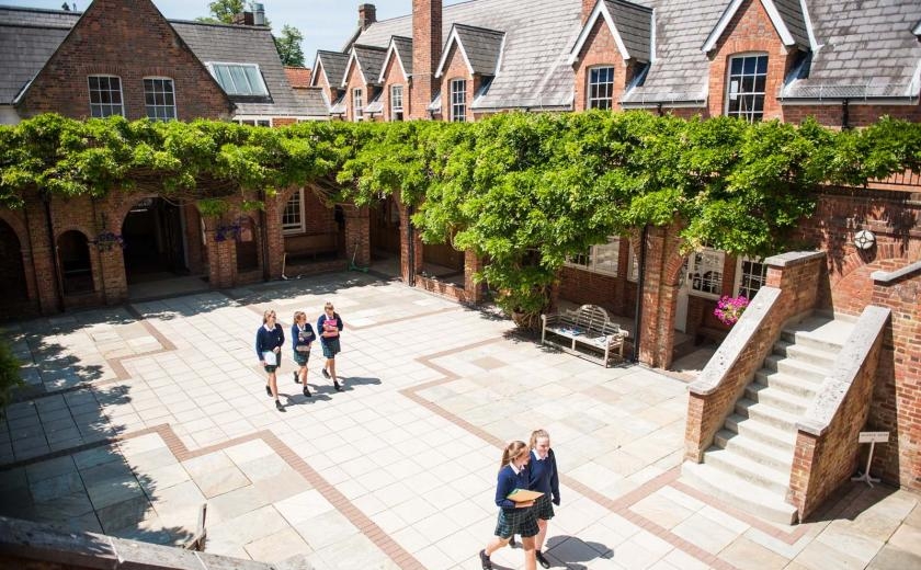Benenden School 為全寄宿學校,深受女孩歡迎。