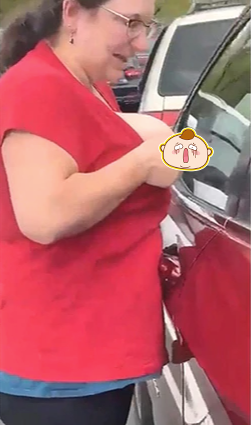 婦人突掏出乳房,向男司機的車窗擠母乳。