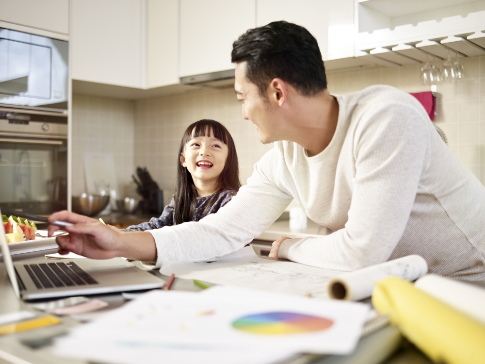 男友和女兒相處融洽，讓女子猶豫該不該告訴男子真相。。