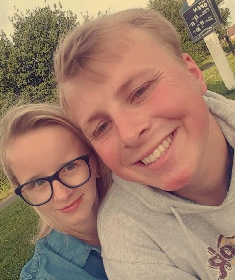 16歲的Lyndsey遇到了在父親工廠工作的現任丈夫Jonathan,兩人相談甚歡,認識一個月就開始約會。