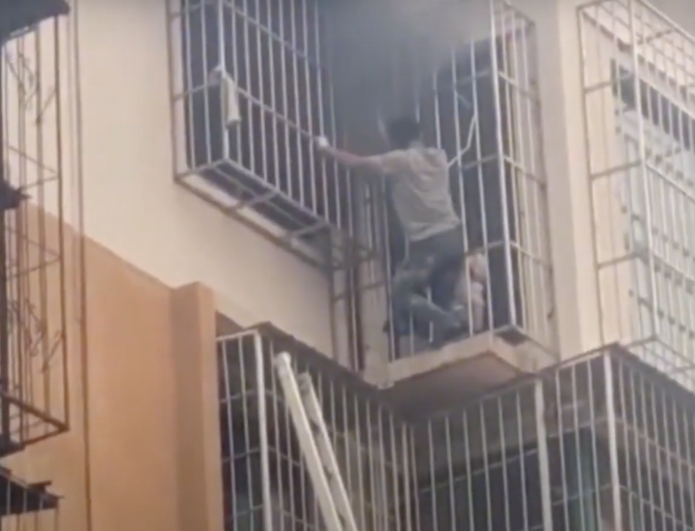 天津市濱海新區日前有一個住宅發生火警，當時有兩名分別7歲和5歲的男童被困起火單位。