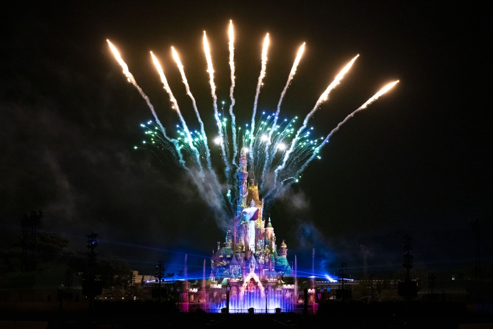 迪士尼的煙花匯演揉合燈光、激光、噴泉、火焰及煙花效果