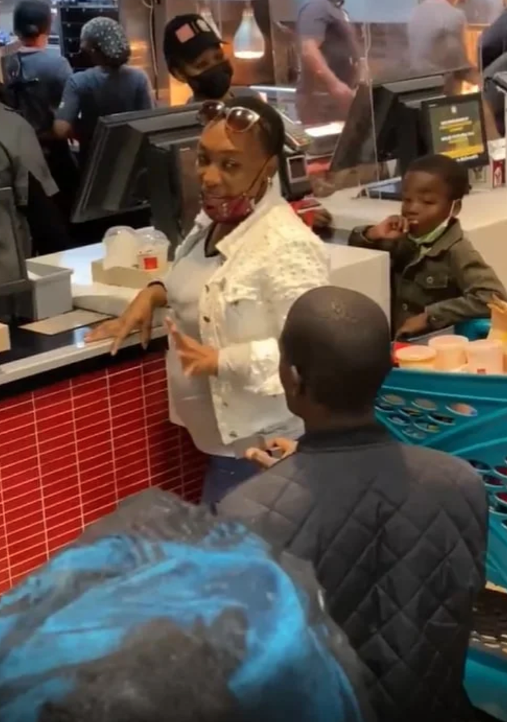 女方並沒有如眾人預期般露出驚喜的表情，她滿臉嫌棄並果斷搖頭拒絕了男友的求婚。