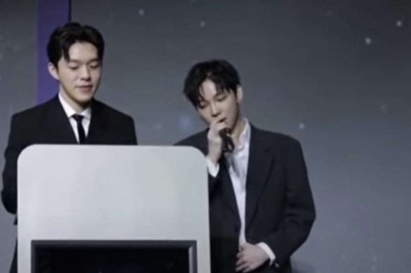 兩位外表帥氣的男閨密拿着咪，為一對新人獻唱內地歌手張詩莉的歌曲《閨蜜的話》。