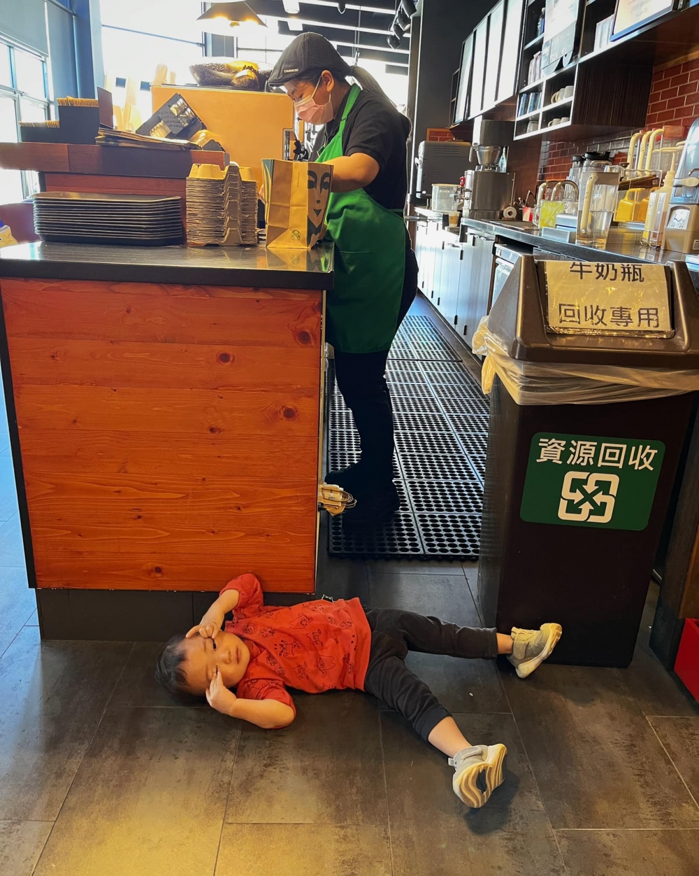 兒子鬧脾氣時愛躺地。