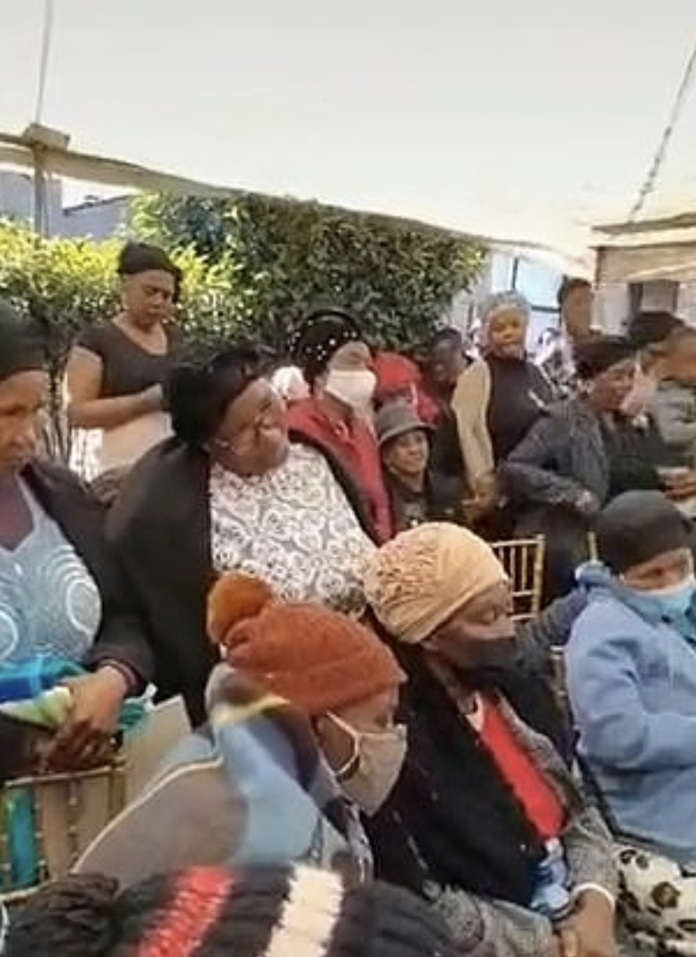 牧師身後就擺放着女友父親的棺材，而在場眾親友都對於牧師忽然騎劫喪禮感到錯愕。