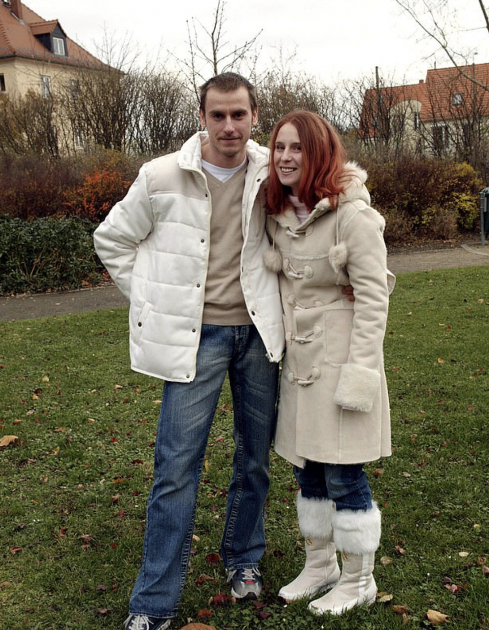 兩兄妹接連在2001至2005年間生下4個孩子,當中兩個孩子屬於重度殘疾。