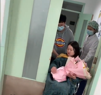 老公又送上鮮花給太太。