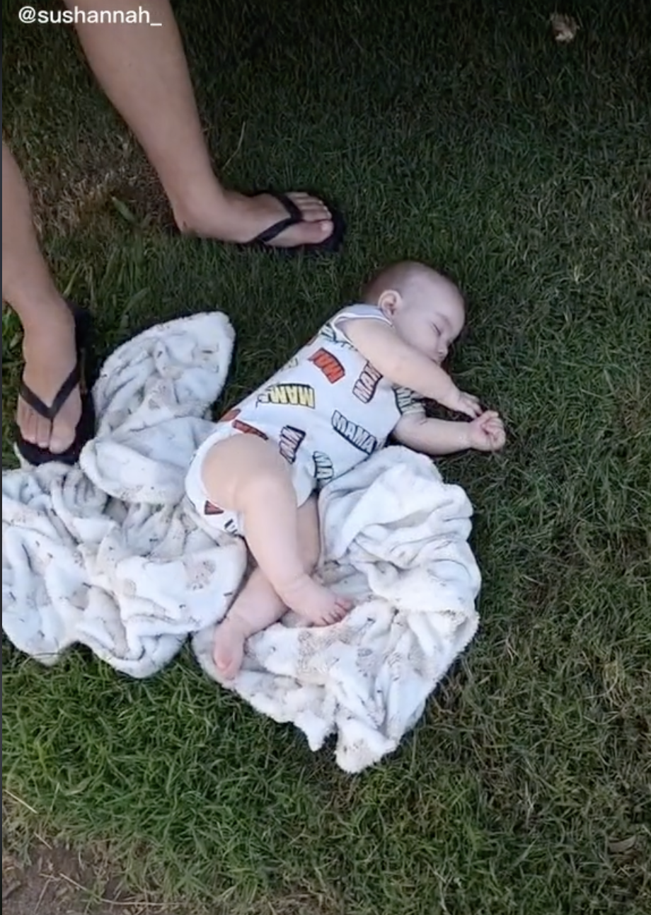 小兒子在草地上睡得正香。