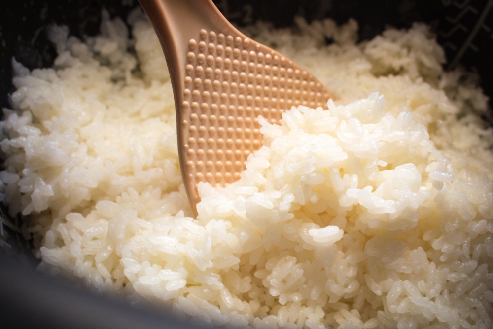 有女網民稱在裝飯時，發現有生誘鐵片在米飯當中。