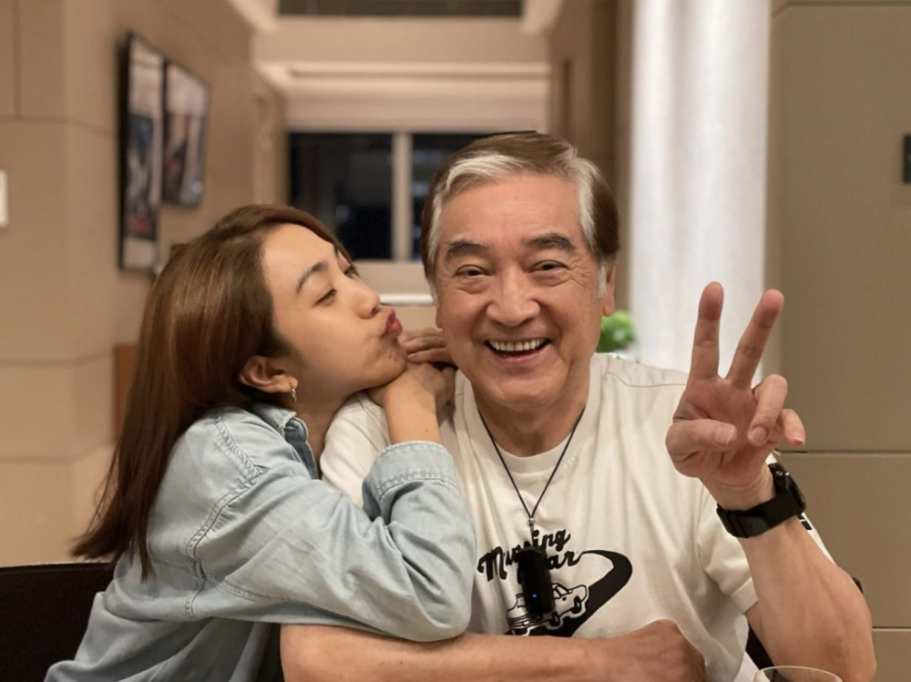 姜麗文跟爸爸秦沛關係非常要好。