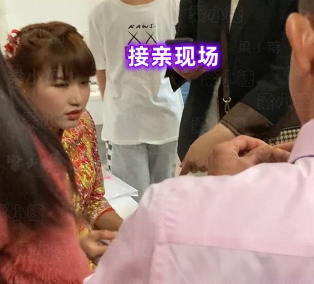 有人質疑新郎很富有。