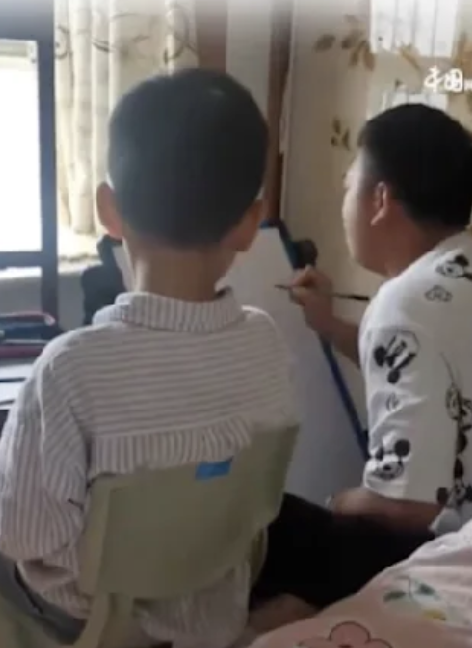 爸爸向妻子提出要親自上陣,教兒子做數學功課。
