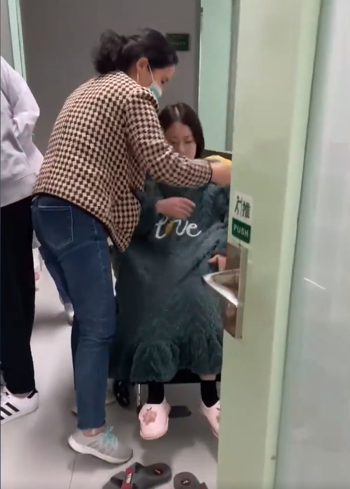 奶奶連幫為新抱穿衣,以免著涼。