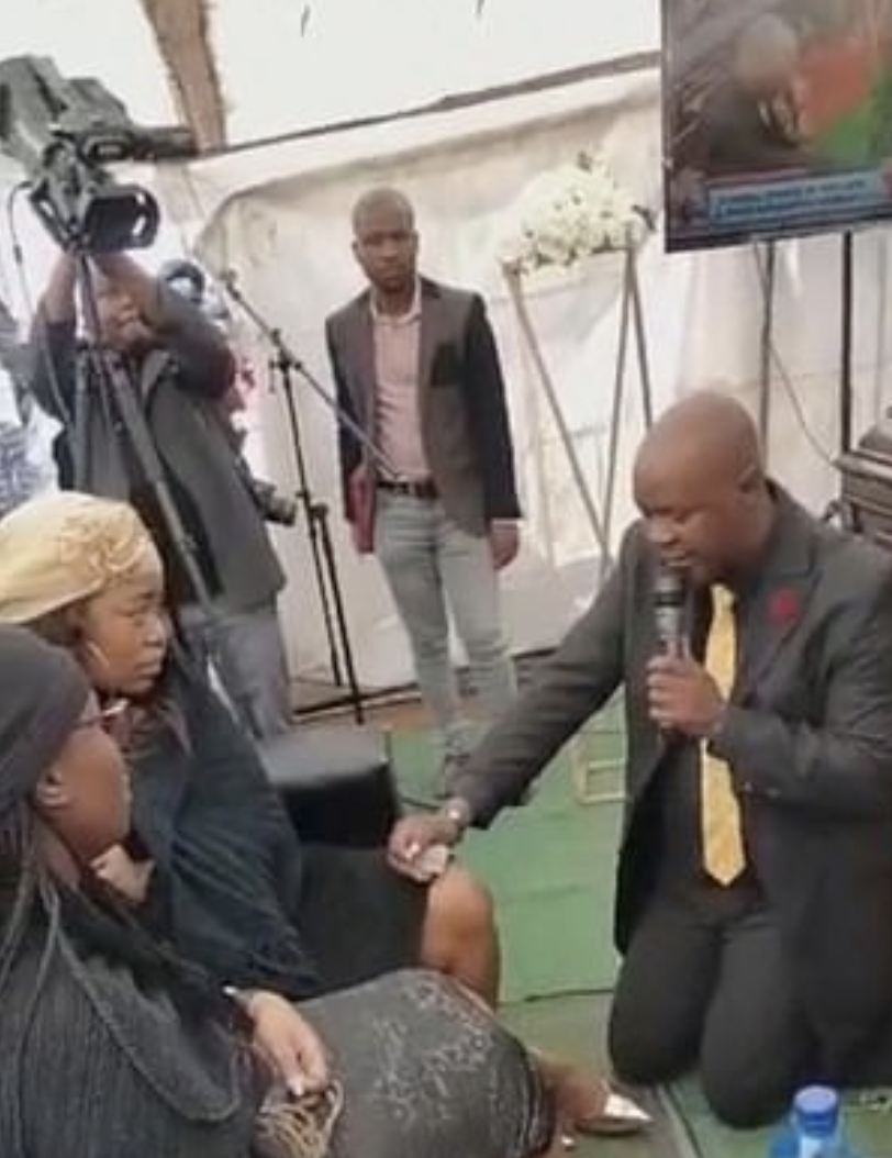 南非一名牧師因為其與別不同的求婚時機，而遭到眾多網民批評。