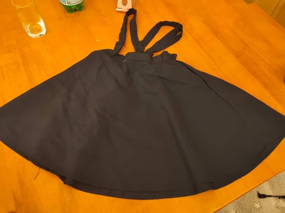 老爸拿女兒百褶裙制服開箱防皺洗衣機,結果摺痕被撫平。