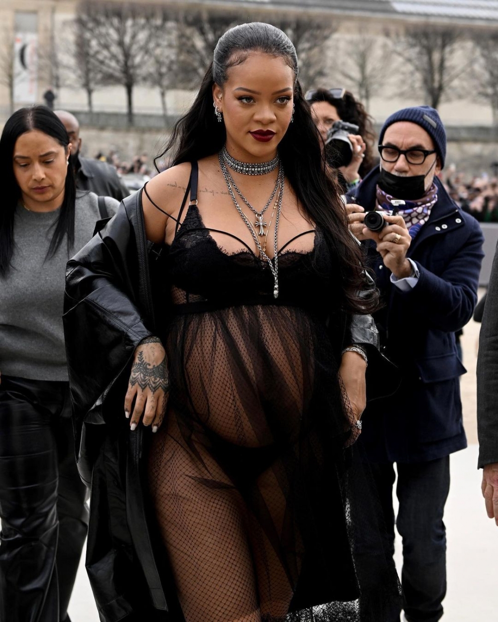 Rihanna出席Dior活動時的黑色薄紗禮服驚艷全場。