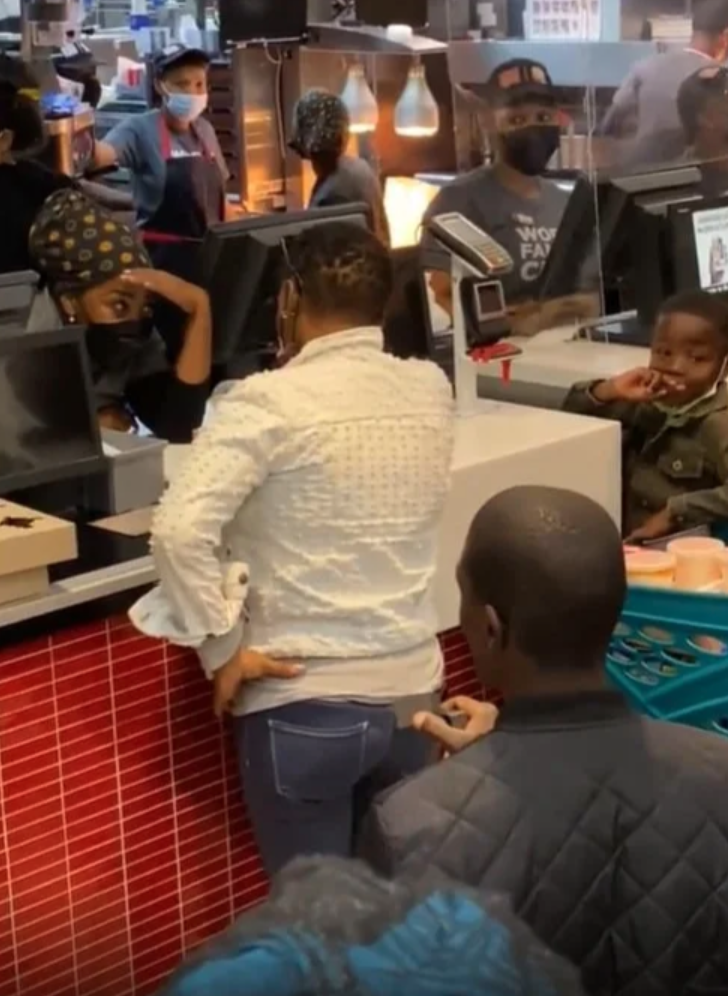 南非一名男子在麥當勞向女友求婚，旁邊的食客立即起哄發出陣陣歡呼聲。