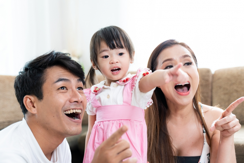 「故事劇場」以粵語、普通話及英語分12節進行。