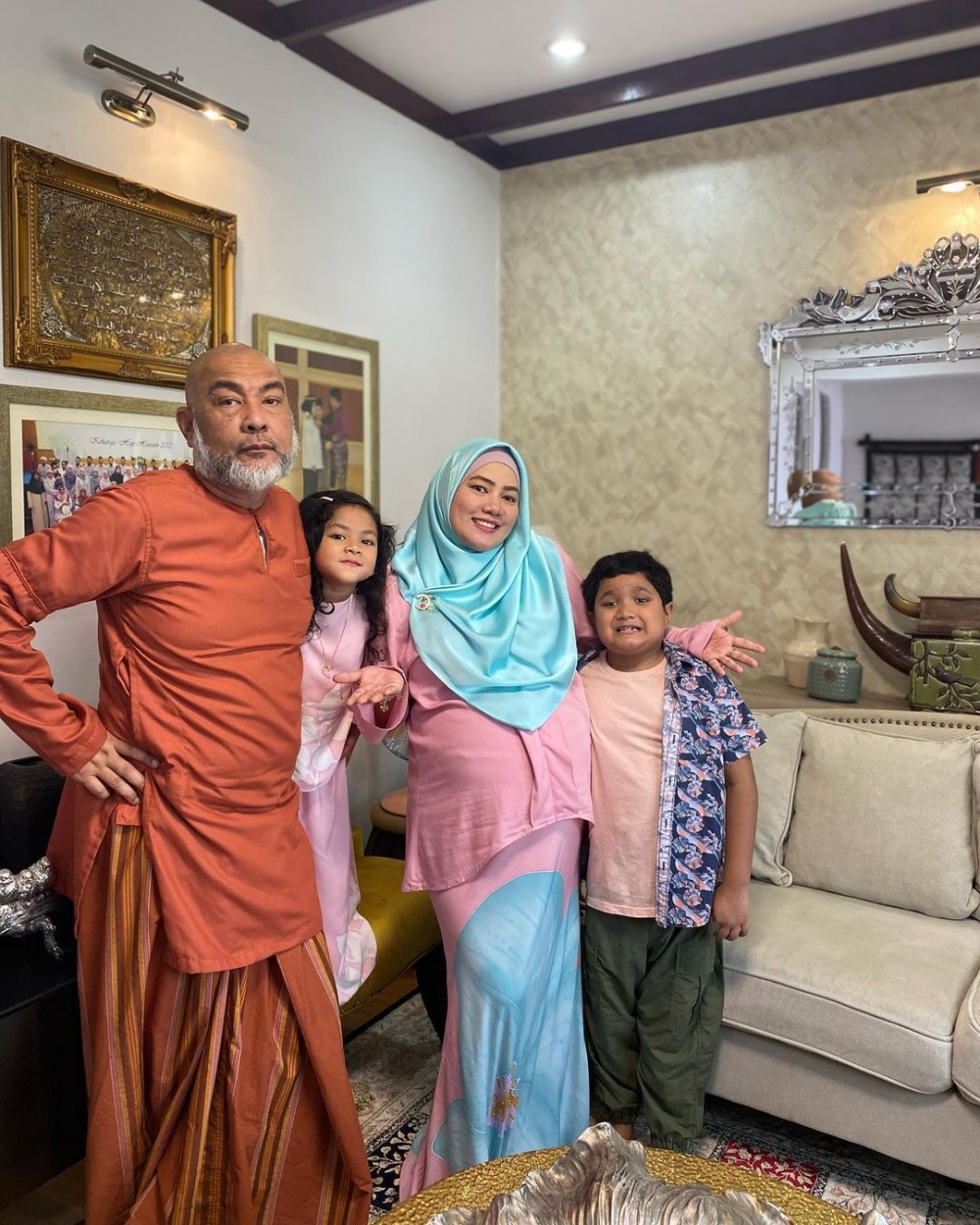 馬來西亞54歲拿督Yasran和妻子盡心了8次試管,終於成功。