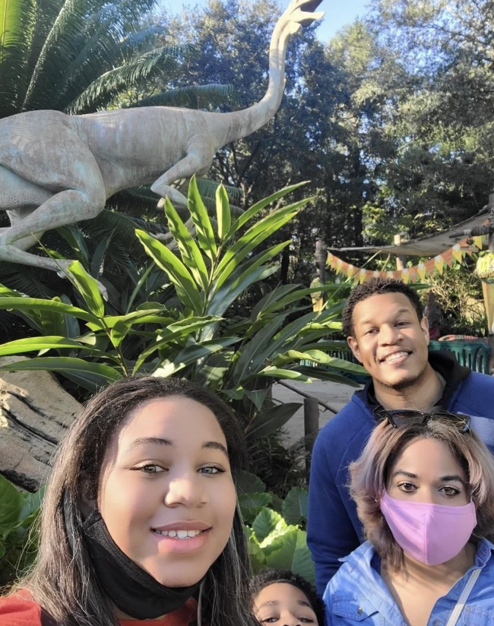 因為喜歡雷龍，所以便將女性人物和雷龍長長的脖子特徵結合，展示女性的美和強大。