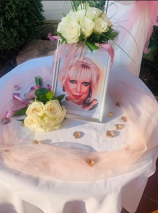 現場招待處還有母親的照片。