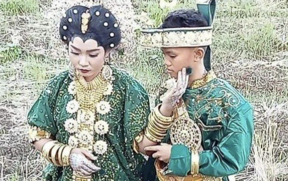 為了防止孩子進行婚前性愛,所以雙方家長催促兩個孩子早早結婚。