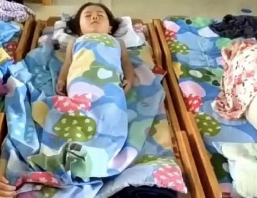 學校有安排午睡時間,然而精神好且好動的女兒在家向來沒有這個習慣。